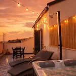Apartment Zisa Romantic Terrace & Private Outdoor Jacuzzi *