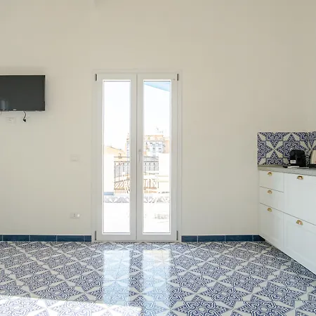 Апартаменты Zisa Romantic Terrace & Private Outdoor Jacuzzi